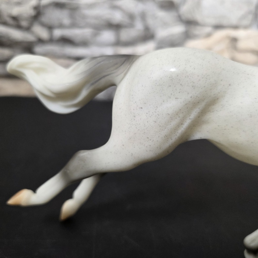 Breyer Classic Freedom Series HOTY Racing The Wind Thoroughbred Mare Grey - Picture 8 of 12